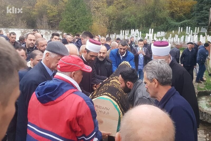 Veliki broj ljudi na dženazi Emiri Maslan u Goraždu: Suze i jecaji na posljednjem ispraćaju