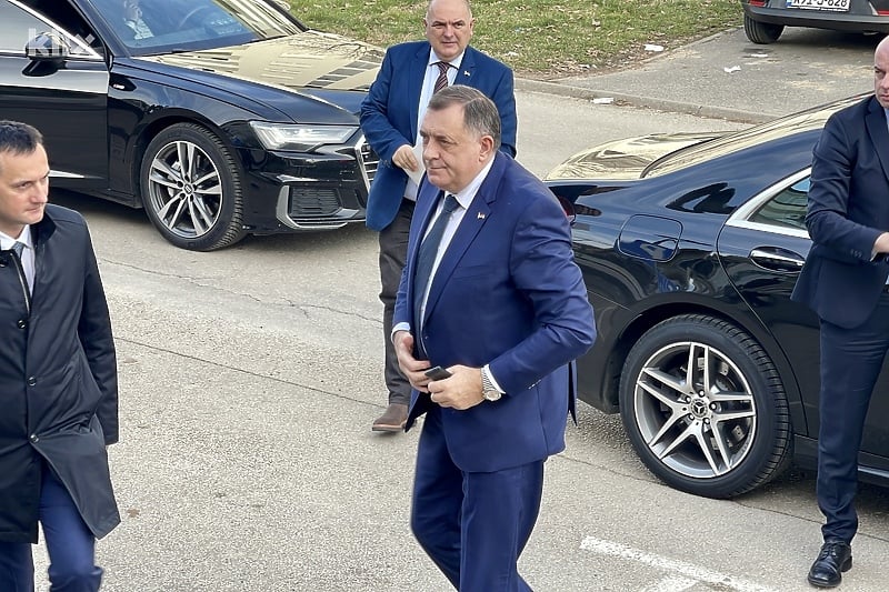 Dodikova odbrana zatražila odgodu ročišta jer ima zakazan put u Mađarsku