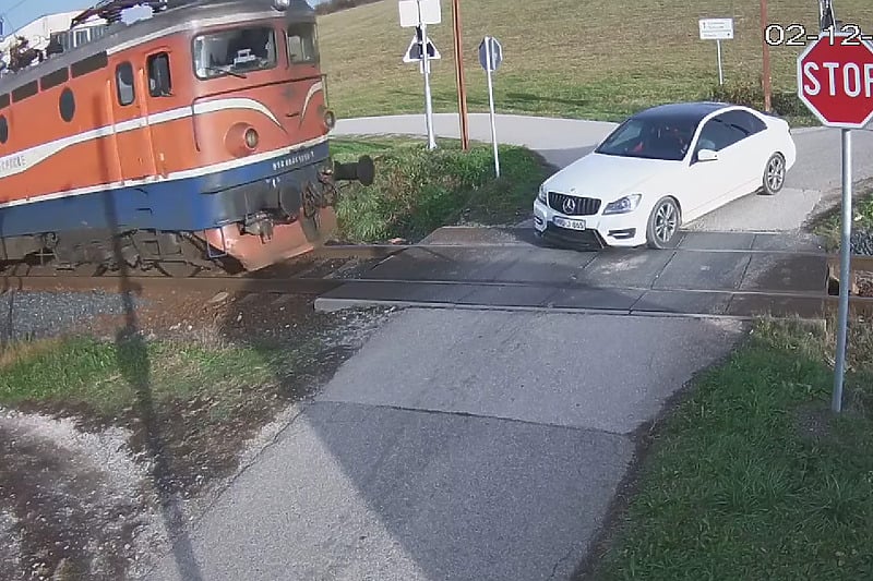 Izbjegnuta tragedija kod Doboja: Vozač automobila pokušao preći prugu u trenutku nailaska voza