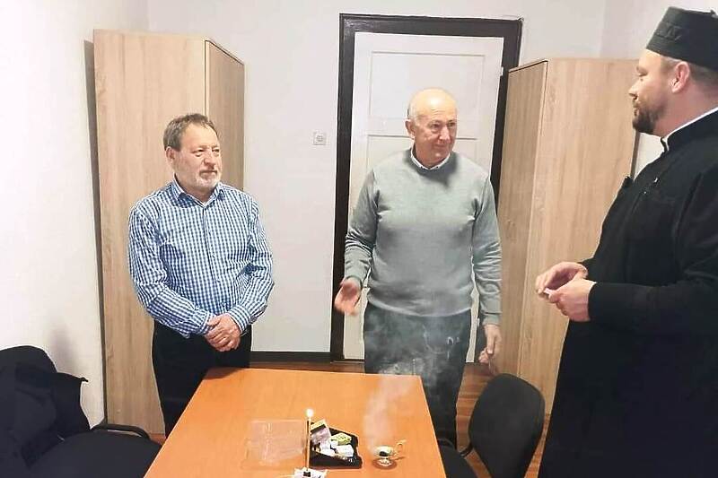 Nakon smjene Hamdije Fejzića: Srebrenički paroh osveštao kancelariju novog zamjenika načelnika