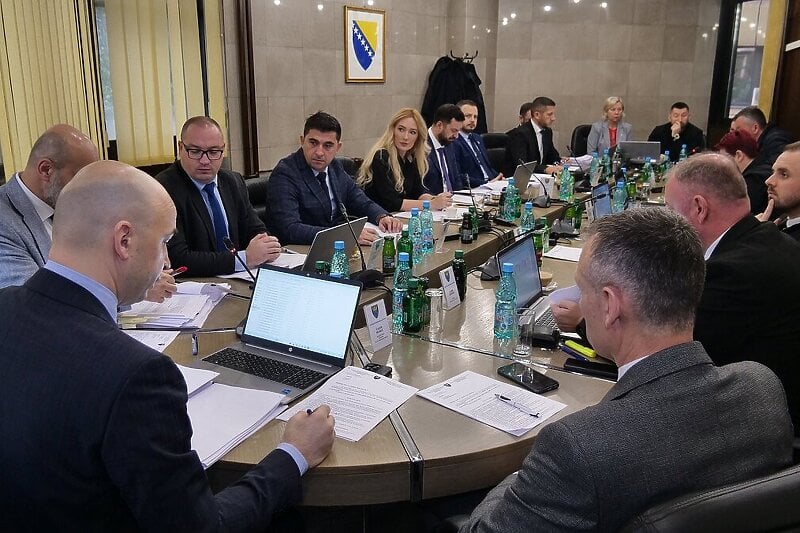 Zeničko-dobojski kanton najavio po 350 KM pomoći za zaposlene na budžetu