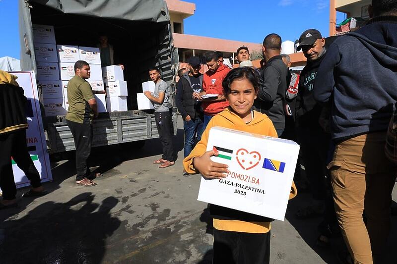Humanitarna pomoć udruženja Pomozi.ba stigla u ratnu zonu, podijeljena Palestincima