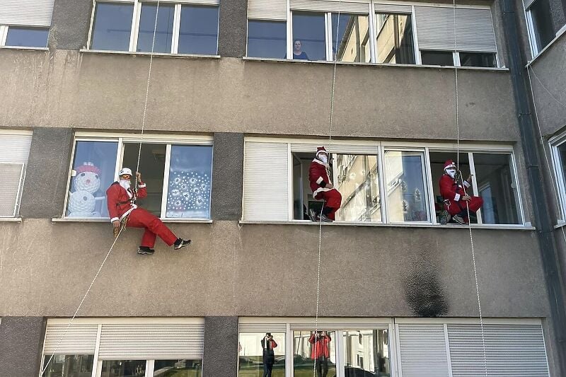 Deda Mrazovi se spustili niz travničku bolnicu i obradovali mališane pedijatrije