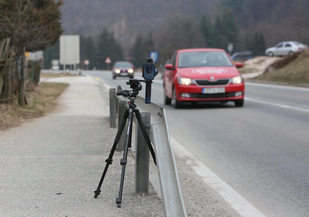 VOZAČI OPREZ: Ovo su najavljanje radarske kontrole za danas u Tešnju i ZE-DO kantonu