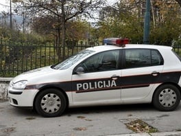 Tragedija u BiH: Policajac pucao sebi u glavu, teško je ranjen Tragedija u BiH: Policajac pucao sebi u glavu, teško je ranjen