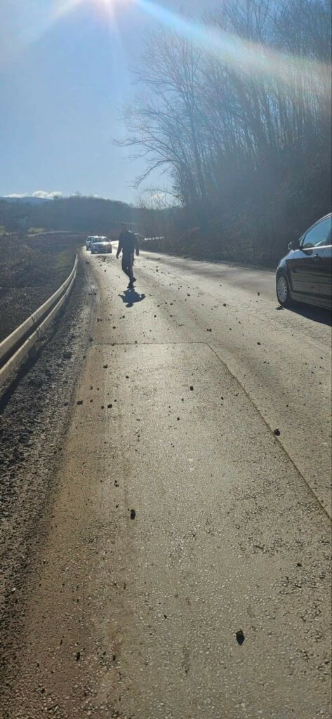 Ovako danas izgleda cesta na samom ulazu u Tešanj.