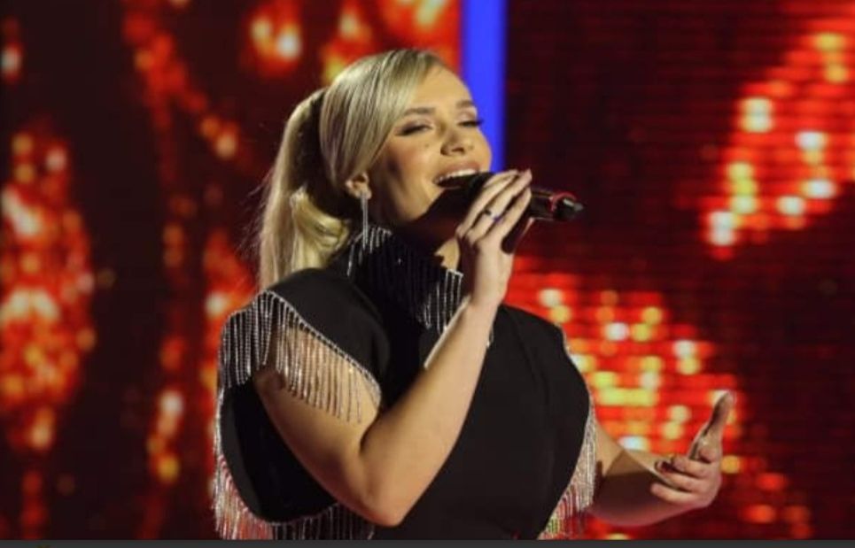 Ovo niko nikad nije otpjevao kao ti“, Šejla Zonić oduvala hit Lepe Brene, žiriju popadale vilice Ovo niko nikad nije otpjevao kao ti“, Šejla Zonić oduvala hit Lepe Brene, žiriju popadale vilice