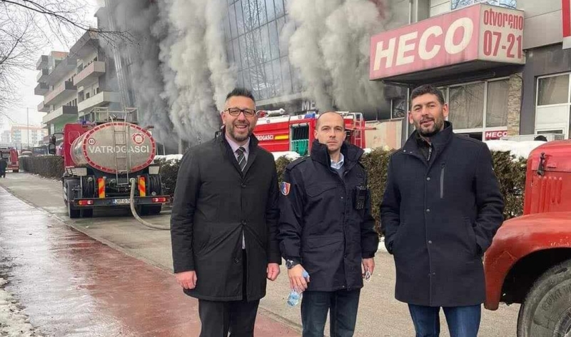 Pohvalili se fotografijama na Facebooku: Direktori iz NiP-a poziraju nasmijani dok iza njih gori pijaca Heco Pohvalili se fotografijama na Facebooku: Direktori iz NiP-a poziraju nasmijani dok iza njih gori pijaca Heco