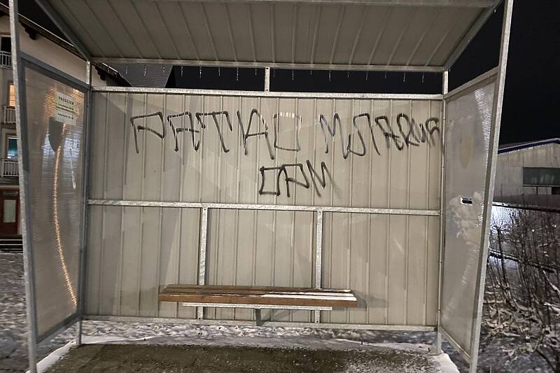 Dvojica mladića uhapšena nakon ispisivanja grafita Ratka Mladića u Doboj Jugu
