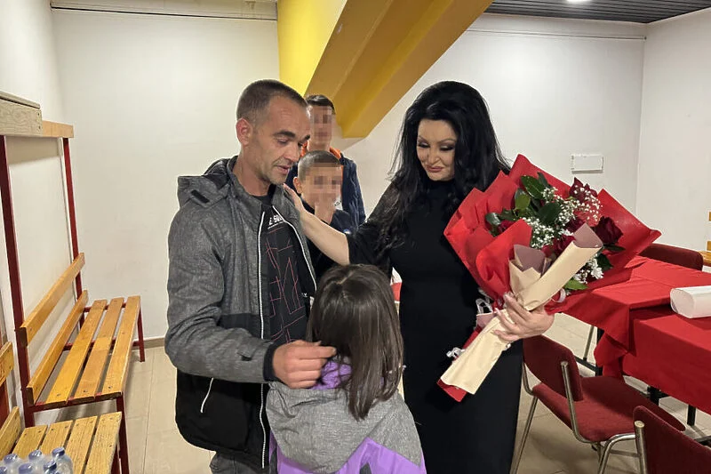Dirljiv gest Dragane Mirković prije koncerta u Tuzli: Uplatila novac samohranom ocu devetero djece