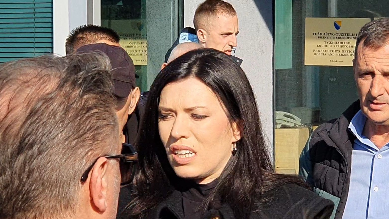 Sanja Vulić istrčala iz sudnice i počela psovati sutkinju Senu Uzunović: Je**m joj majku