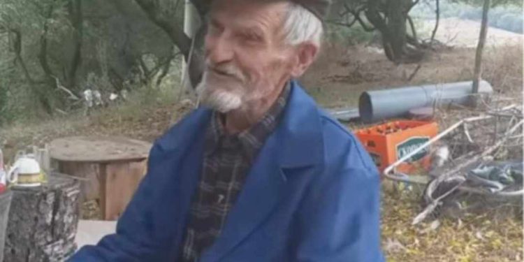 DEDO PUCAO U LOPOVE KOJI SU TUKLI NJEGA I SUPRUGU: JEDAN JE PODLEGAO, A DRUGI TEŠKO RANJEN DEDO PUCAO U LOPOVE KOJI SU TUKLI NJEGA I SUPRUGU: JEDAN JE PODLEGAO, A DRUGI TEŠKO RANJEN