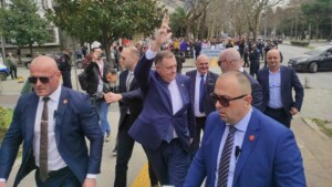 Građani protestovali zbog Dodikovog dolaska: Demonstrante "pozdravio" sa tri prsta