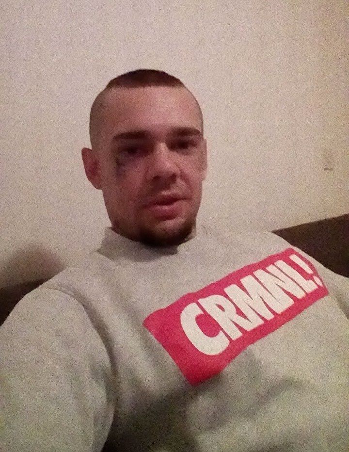 Ovo je napadač kojeg su policajci u Starom Gradu savladali kada ih je pokušao udariti šakom Ovo je napadač kojeg su policajci u Starom Gradu savladali kada ih je pokušao udariti šakom
