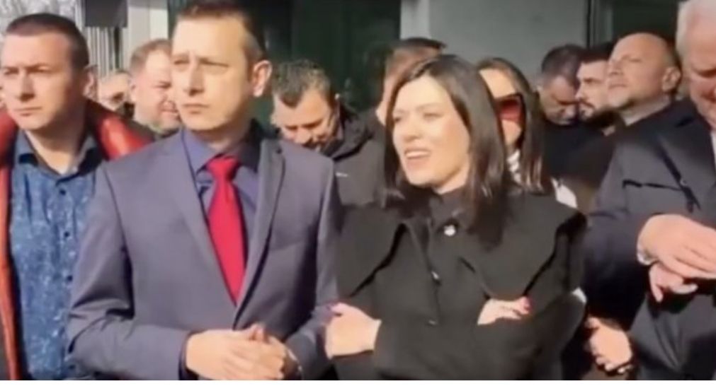 Sanja Vulić psuje ko kočijaš: 'Sljedeći put ćemo dovesti 5000 ljudi mamu vam je*em' Sanja Vulić psuje ko kočijaš: 'Sljedeći put ćemo dovesti 5000 ljudi mamu vam je*em'