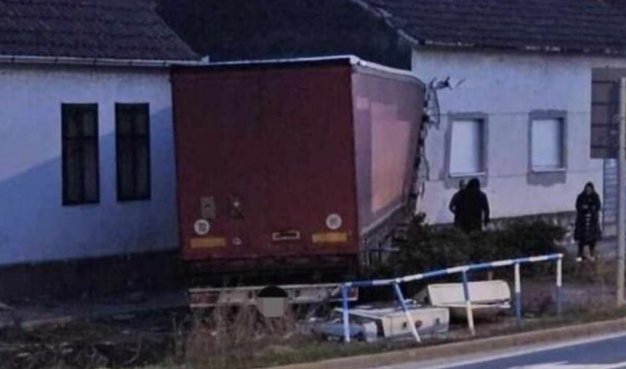 Kamion se zabio u kuću, više osoba povrijeđeno! Kamion se zabio u kuću, više osoba povrijeđeno!