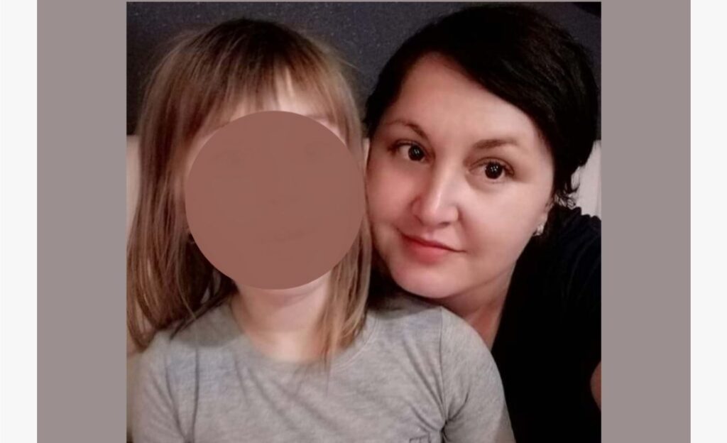 Sabina iz Tešnja nema novac da kupi terapiju svojoj kćerki Sabina iz Tešnja nema novac da kupi terapiju svojoj kćerki