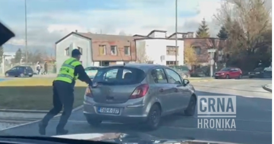 SARAJEVSKA POLICIJA GURALA VOZAČA OPELA U KRUŽNOM TOKU
