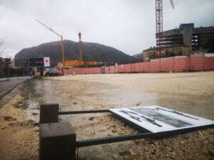 U Mostaru uništena tabla na budućem islamskom cetru