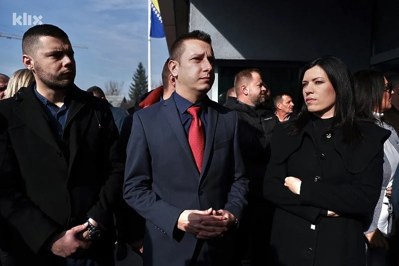 Vulić psovala pred Sudom BiH uoči suđenja Dodiku: "Sljedeći put ćemo dovesti 5.000 ljudi, mamu vam je*em"