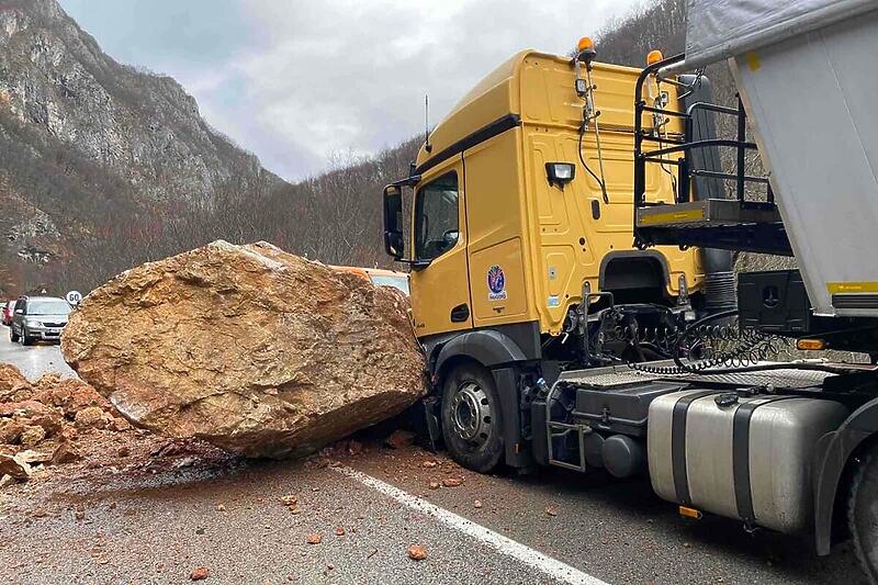 U mjestu Tuhalji kod Foče stijena pala na kamion, vozač čudom ostao živ