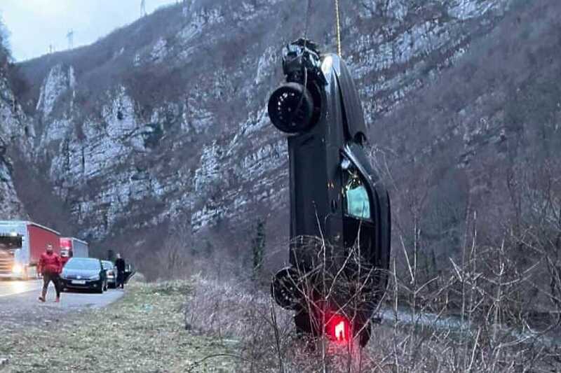 Automobil jučer sletio u Vrbas, bračni par i troje djece uspjeli su se spasiti