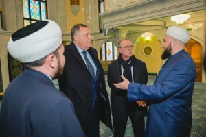 Dodik sa muftijom obišao džamiju u Kazanju, posebnu pažnju mu privukli učači Kur'ana