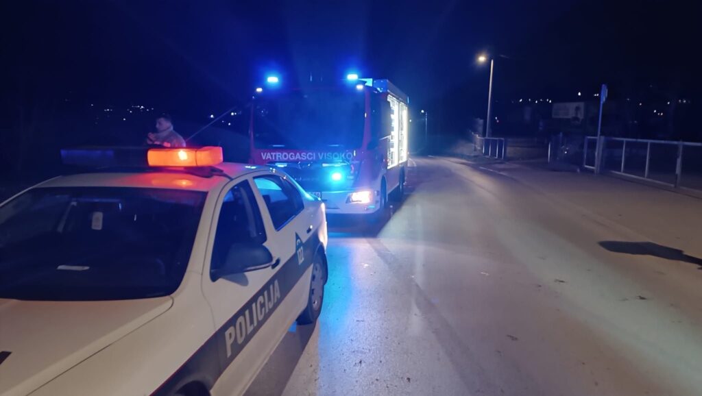 HAOS U ZDK: Trojica mladića BMW-om sletjela u rijeku Bosnu HAOS U ZDK: Trojica mladića BMW-om sletjela u rijeku Bosnu