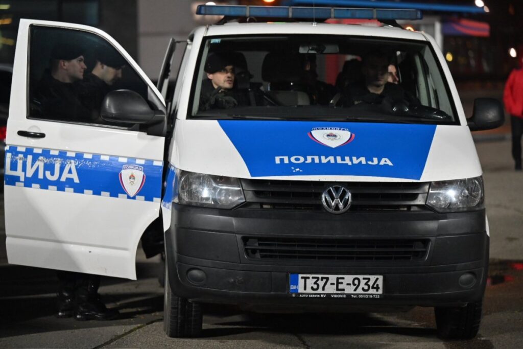 Detalji napada u Tesliću: Mladići se naguravali, pa bacili bombu Detalji napada u Tesliću: Mladići se naguravali, pa bacili bombu