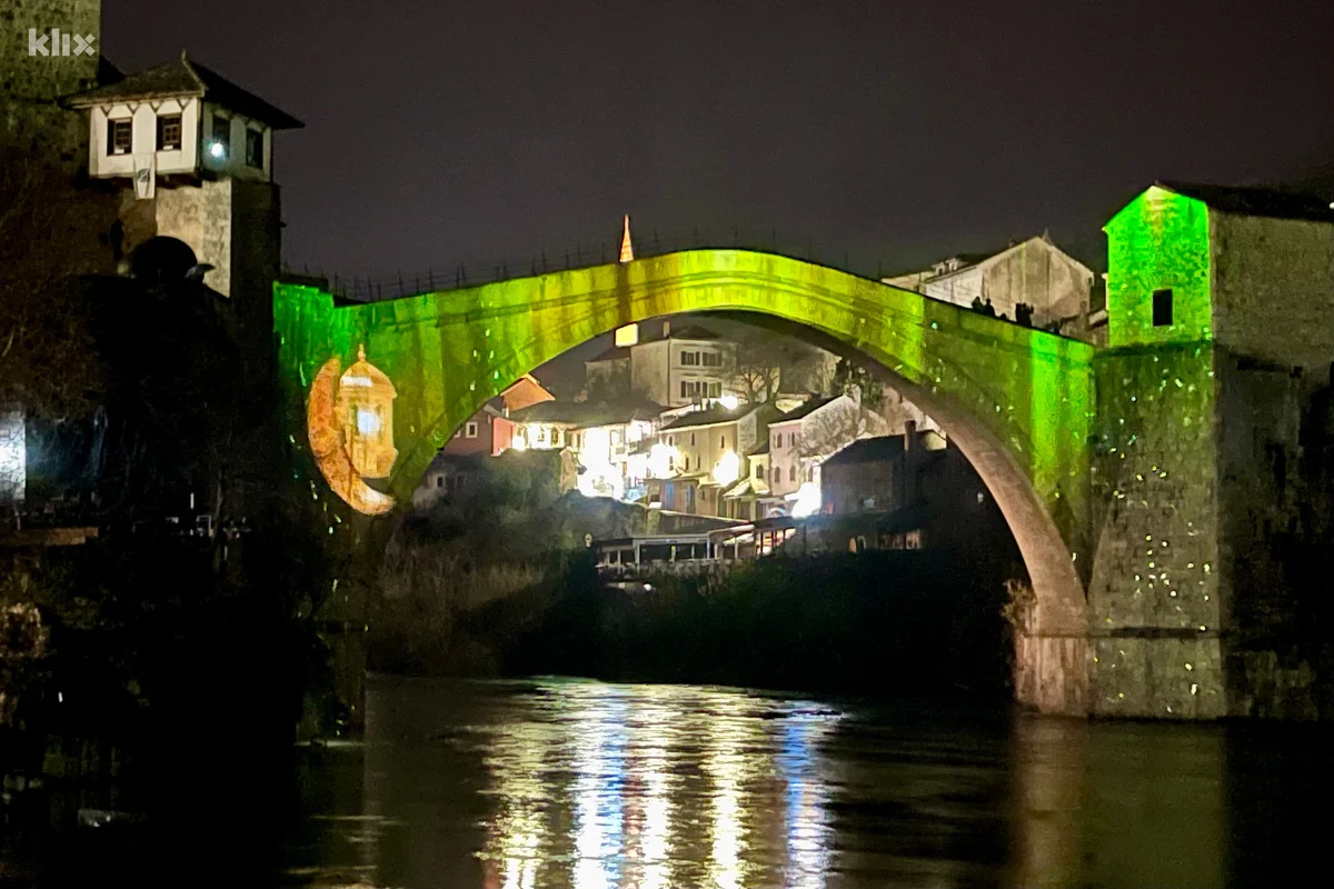 Stari most prvi put osvijetljen ramazanskim porukama, građani i turisti uživali uz Neretvu