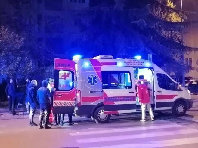 DRAMA U BIH: Učenik sačekao drugara iz razreda ispred škole i brutalno ga pretukao DRAMA U BIH: Učenik sačekao drugara iz razreda ispred škole i brutalno ga pretukao