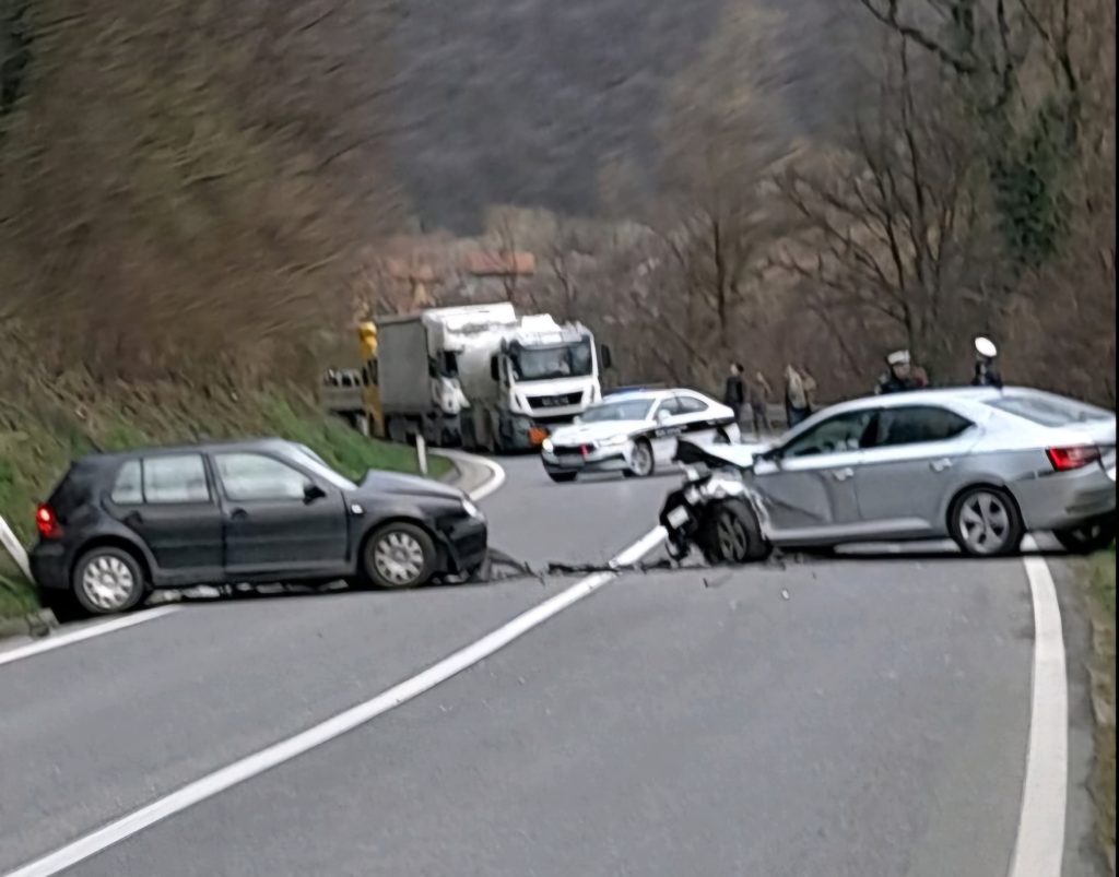 Još jedna nesreća na M-17, jedna osoba prebačena u kantonalnu bolnicu u Zenici Još jedna nesreća na M-17, jedna osoba prebačena u kantonalnu bolnicu u Zenici