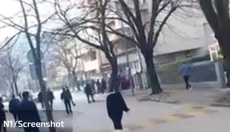 Uznemirujuće scene u Mostaru: Grupa Ultrasa napala trojicu mladića kod Mašinske škole