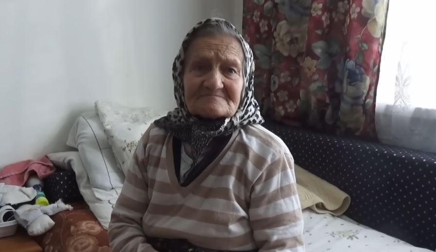 NANA AIŠA VRIJEDNO RADI U DEVEDESETIM: SAMA SAM NAUČILA ČITATI I PISATI NANA AIŠA VRIJEDNO RADI U DEVEDESETIM: SAMA SAM NAUČILA ČITATI I PISATI