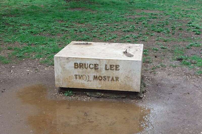 Spomenik Bruceu Leeyju nestao iz parka u Mostaru
