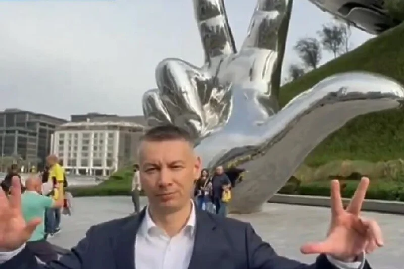 Nešić otišao u Dubai, našao spomenik s podignuta tri prsta i opet pokazao elementarno neznanje