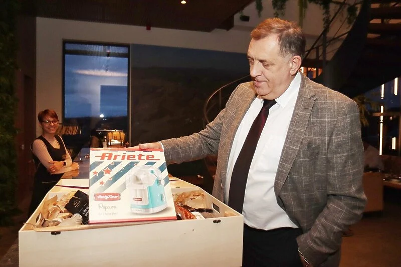 Dodik od Vučića dobio neobičan poklon, a sve zbog opaske da mu ne krade kokice