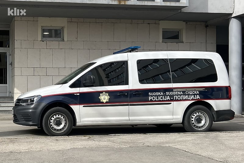 Tuzlak uočio da ga policija prati pa iz auta izbacio 1,5 kilograma droge