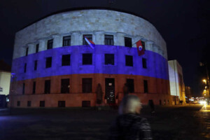 Zgrada u Banjoj Luci osvijetljena bojama ruske zastave u čast Putinove pobjede na izborima