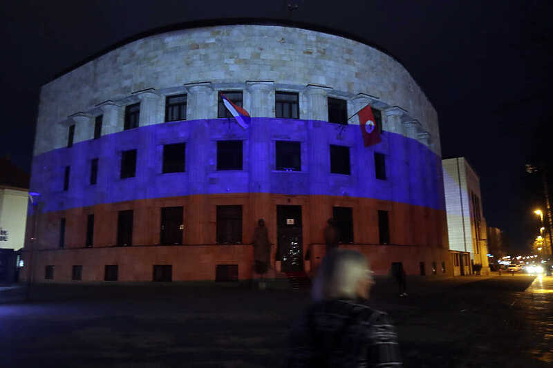 Zgrada u Banjoj Luci osvijetljena bojama ruske zastave u čast Putinove pobjede na izborima