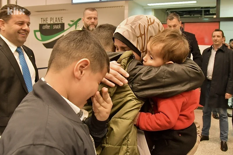 Četiri osobe iz Gaze stigle u BiH: Emotivan trenutak ponovnog spajanja roditelja i djece