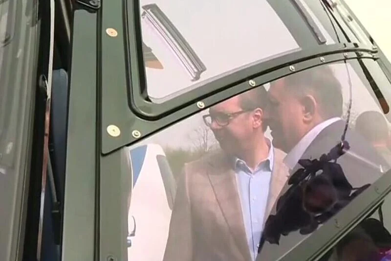 Vučić pokazivao Dodiku vojnu opremu, zajedno obišli borbene letjelice u Batajnici