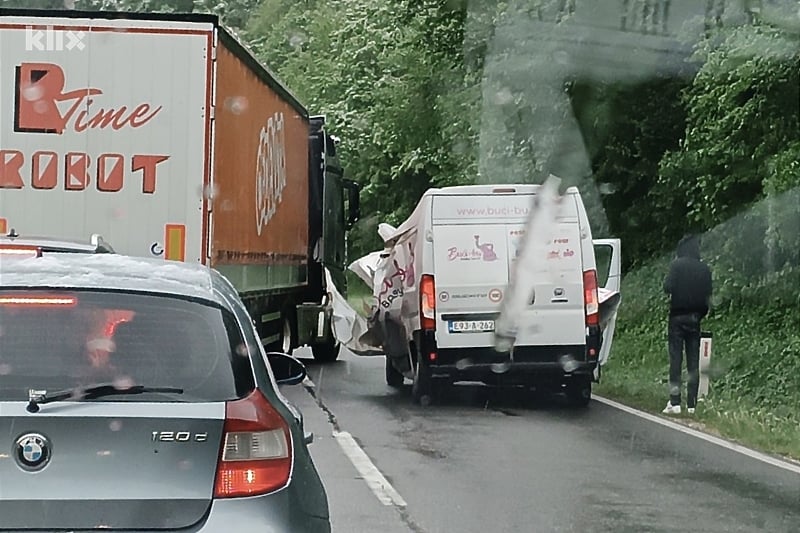 Na magistralnom putu kod Zenice na teretno vozilo palo stablo