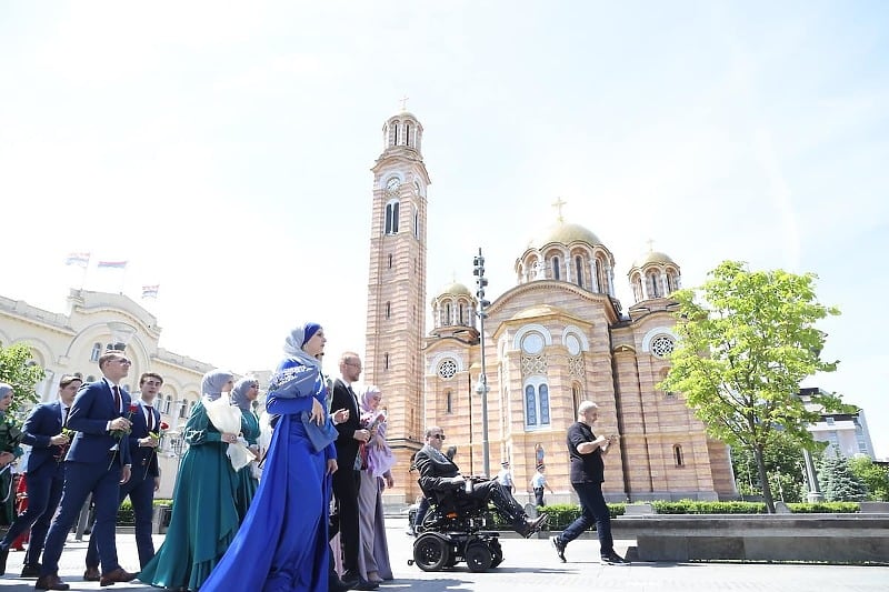 Ulicama Banja Luke prošetala prva generacija maturanata medrese, prvi put nakon 80 godina