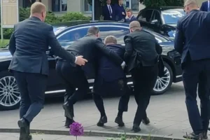 Slovački premijer Robert Fico ranjen u pucnjavi, prebačen je u bolnicu