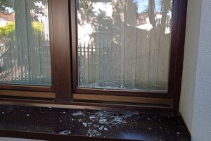 Razbijen prozor na medresi u Banjoj Luci, vandale snimila nadzorna kamera
