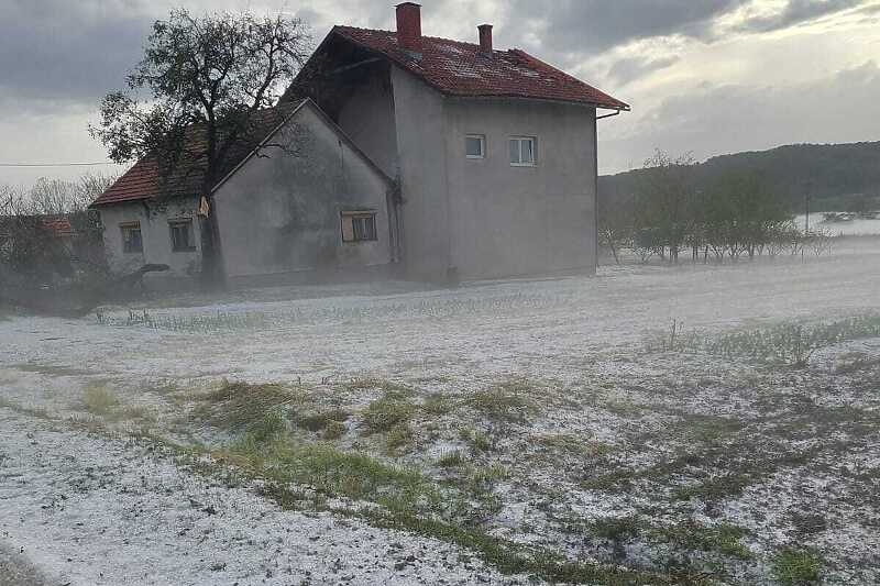 Oluja napravila ogromnu štetu u selima kod Bosanskog Novog