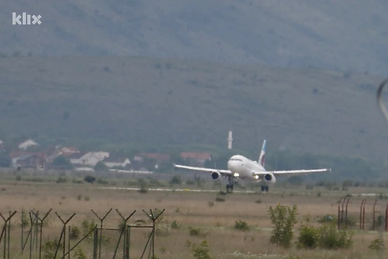 Na mostarski aerodrom prinudno sletio avion, svi putnici prošli bez povreda