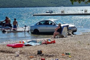Bahato ponašanje u Neumu: Vozač s hrvatskim oznakama ušao automobilom u more