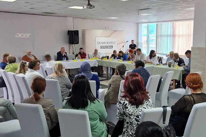 Stručnjaci i roditelji u Tešnju razgovarali o izazovima djece s poteškoćama u razvoju